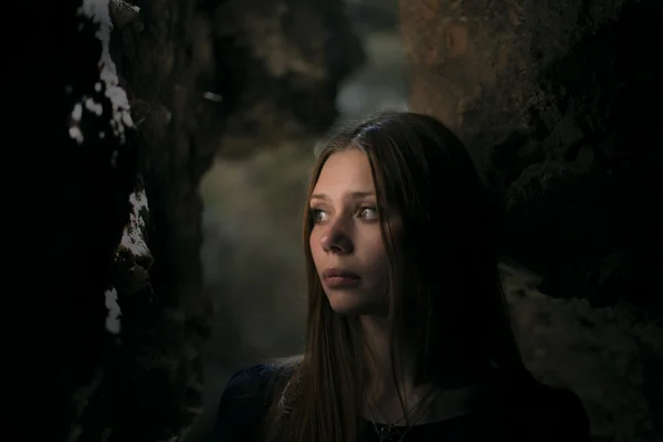 Hermosa chica en una cueva con una mirada profunda — Foto de Stock