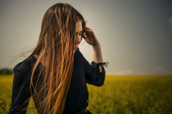 Bella ragazza con i capelli rossi all'aperto va attraverso il campo — Foto Stock