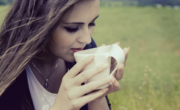 Chica bebe café con placer al aire libre —  Fotos de Stock