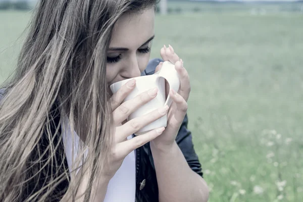 Chica bebe café con placer al aire libre — Foto de Stock