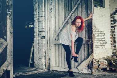 karşı ahşap kapılar açık Kızıl saçlı güzel kız