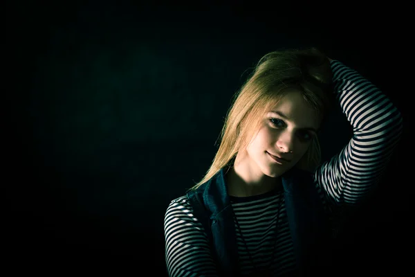 Hermosa chica pensativa de cerca en la oscuridad — Foto de Stock