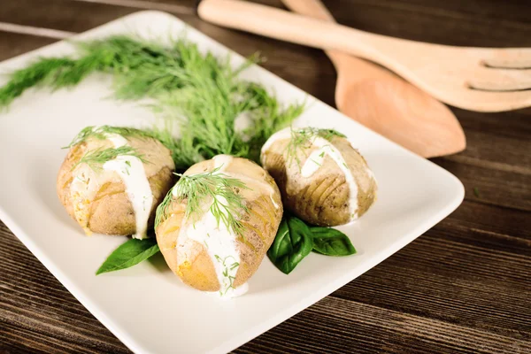 Kartoffeln werden auf Teller mit Basilikumsauce und Fenchel serviert — Stockfoto
