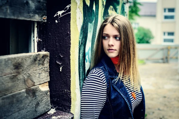 Nieuwsgierig vrouw op zoek in onzekerheid van de duisternis — Stockfoto