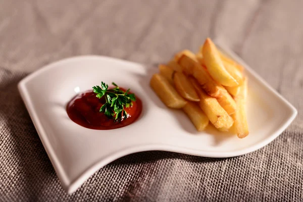 Frites frites à la sauce rouge ketchup avec fond de lin — Photo