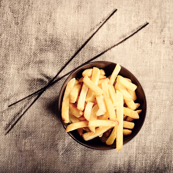 Frites frites à la sauce rouge ketchup avec fond de lin — Photo