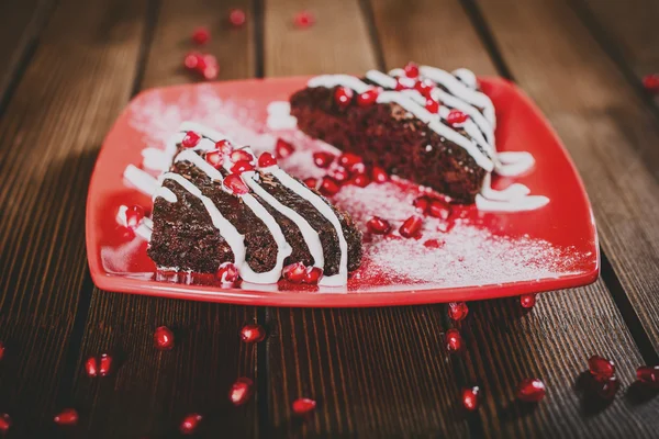 Χριστούγεννα κέικ σοκολάτας επιδόρπιο με ρόδι σε ξύλινα tabl — Φωτογραφία Αρχείου