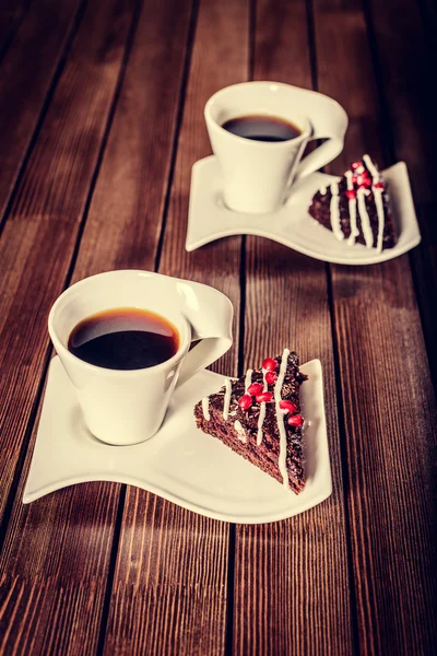 Postre de pastel de chocolate de Navidad con granada y café — Foto de Stock