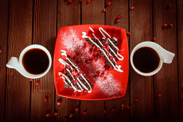 Dessert gâteau au chocolat de Noël avec grenade et café Images De Stock Libres De Droits