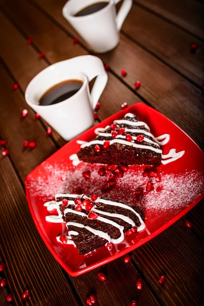 Dessert gâteau au chocolat de Noël avec grenade et café Photo De Stock