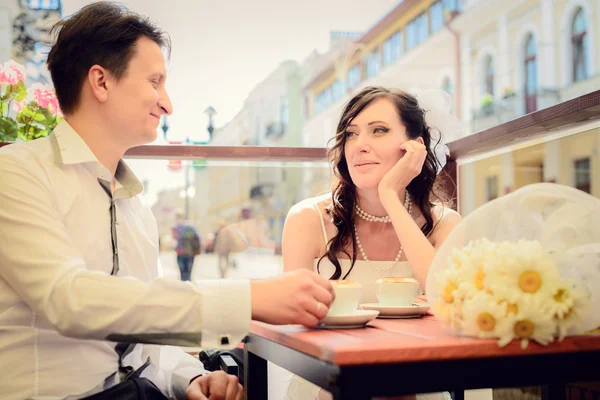 Niezwykłe miłości para ślub w kawiarni napoje cappuccino — Zdjęcie stockowe