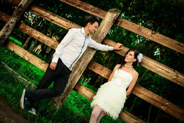 Marito amorevole e la moglie in villaggio a matrimonio — Foto Stock