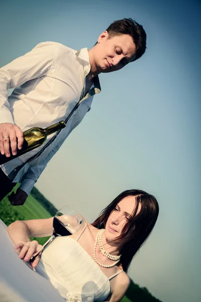 Romantic unusual wedding outdoors of loving couple in gym shoes — Stock Photo, Image