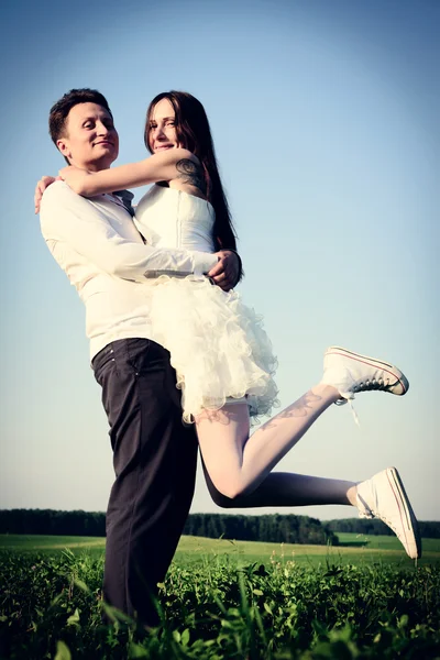 Casamento incomum romântico ao ar livre de casal amoroso em sapatos de ginástica — Fotografia de Stock