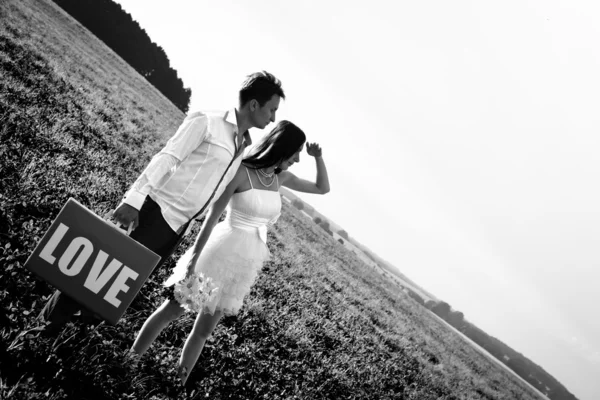 Romantico matrimonio insolito all'aperto di coppia amorevole in scarpe da palestra — Foto Stock