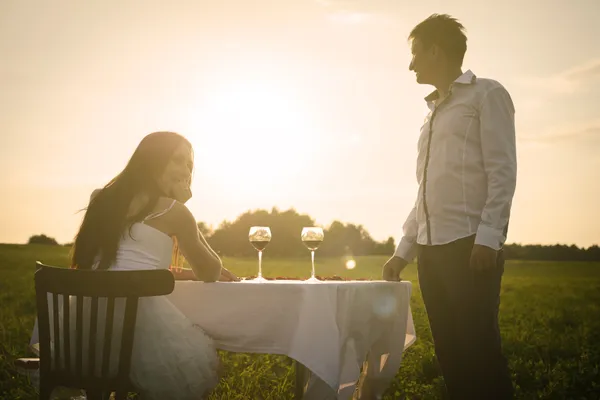 Romantische ungewöhnliche Hochzeit im Freien von verliebten Paar in Turnschuhen — Stockfoto