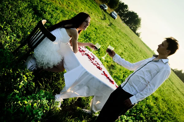 Romantische ungewöhnliche Hochzeit im Freien von verliebten Paar in Turnschuhen — Stockfoto