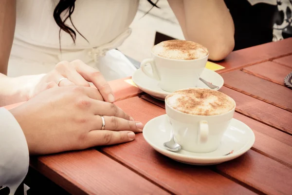 Незвичайна любляча весільна пара в кафе п'є капучино — стокове фото