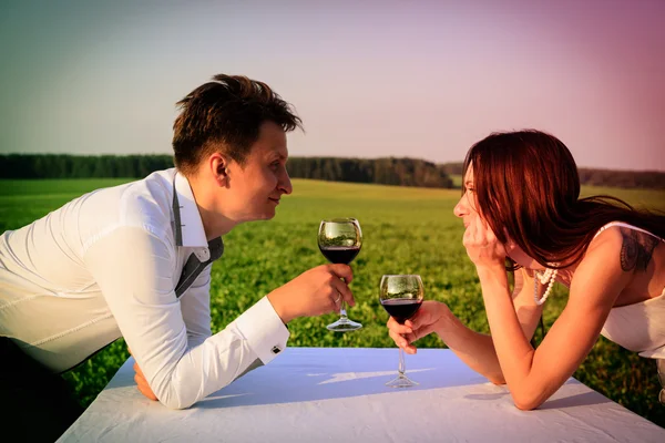 Mariage romantique insolite en plein air de couple amoureux dans des chaussures de gym Photo De Stock