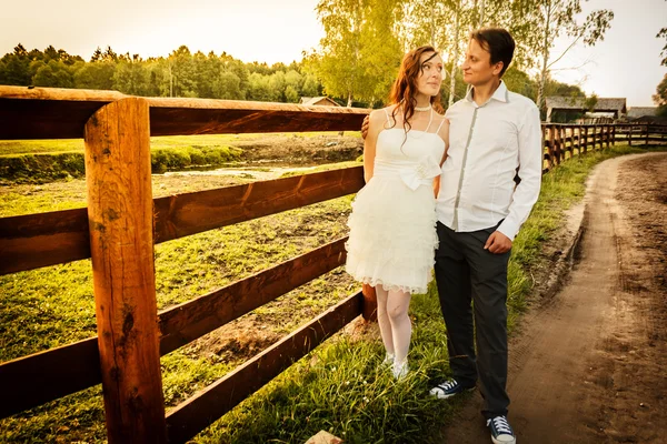 Marido amoroso y la esposa en el pueblo en la boda — Foto de Stock