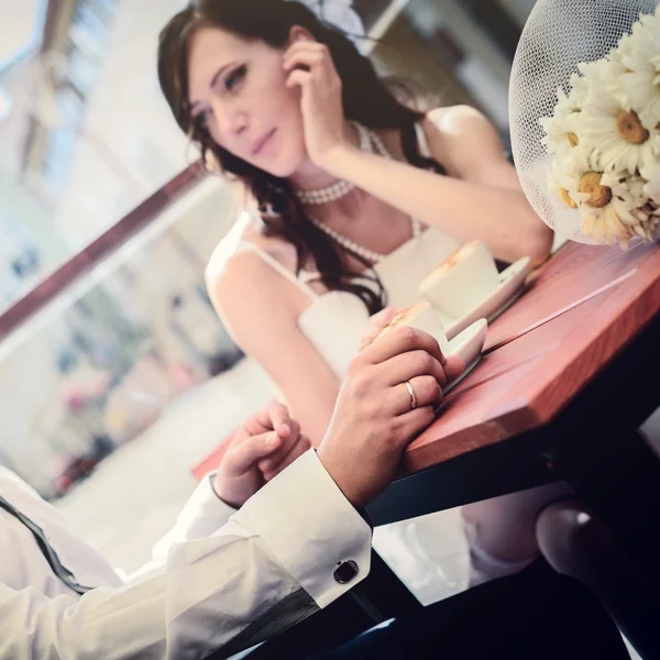 Unusual loving wedding couple in cafe drinks cappuccino — Stock Photo, Image