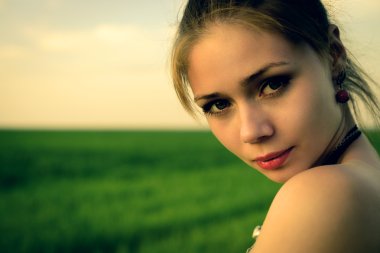 açık havada beautyl ciddi romantik kadın portresi