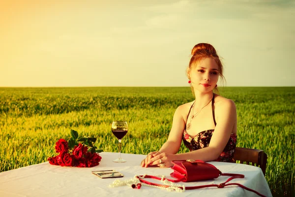 Cena de mujer romántica solitaria — Foto de Stock