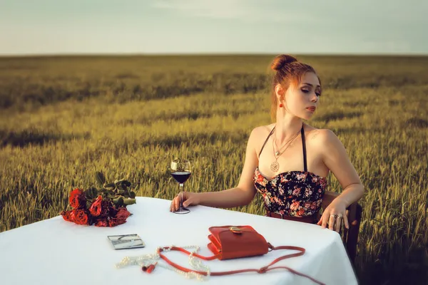 Cena de mujer romántica solitaria —  Fotos de Stock
