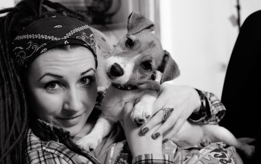 güzel kız dreadlocks ve köpek yavrusu jack russell korkunç