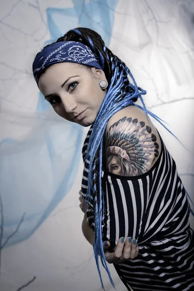 Jonge mooie vrouw met tatoeage en dreadlocks — Stockfoto