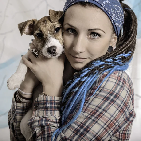 Mooi meisje met dreadlocks en hond puppy jack russell terrie — Stockfoto