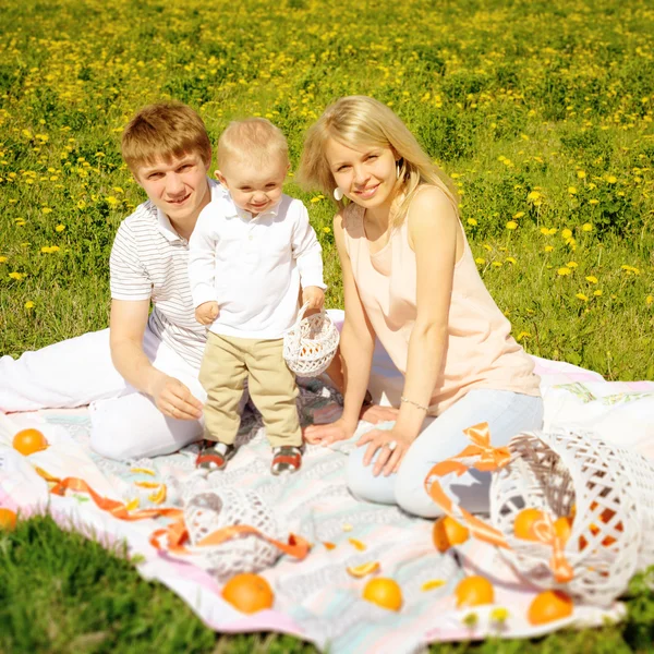 Lycklig familj med sonen och picknick — Stockfoto