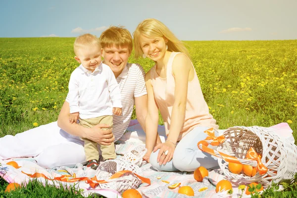 Lycklig familj med sonen och picknick — Stockfoto