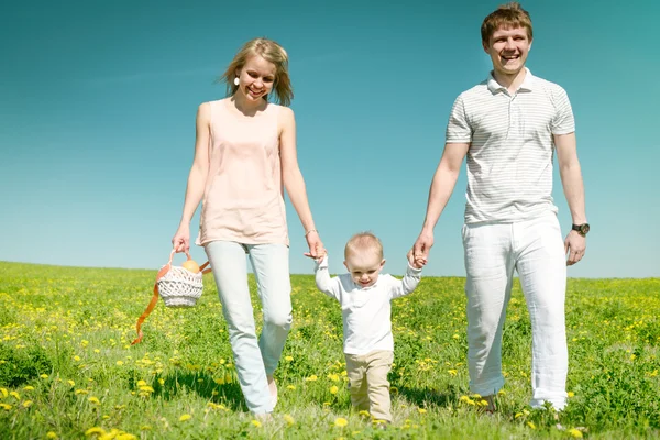 Szczęśliwa rodzina z synem i piknik — Zdjęcie stockowe