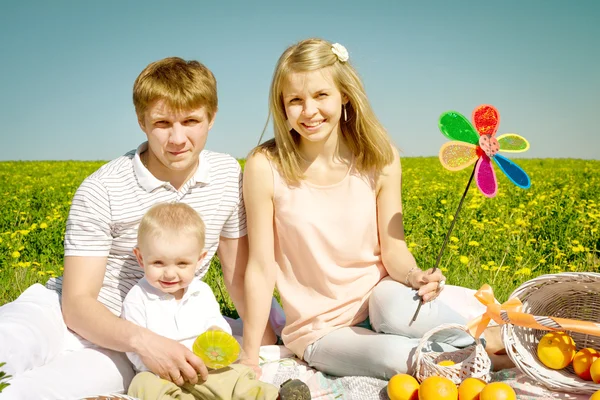 Lycklig familj med sonen och picknick — Stockfoto