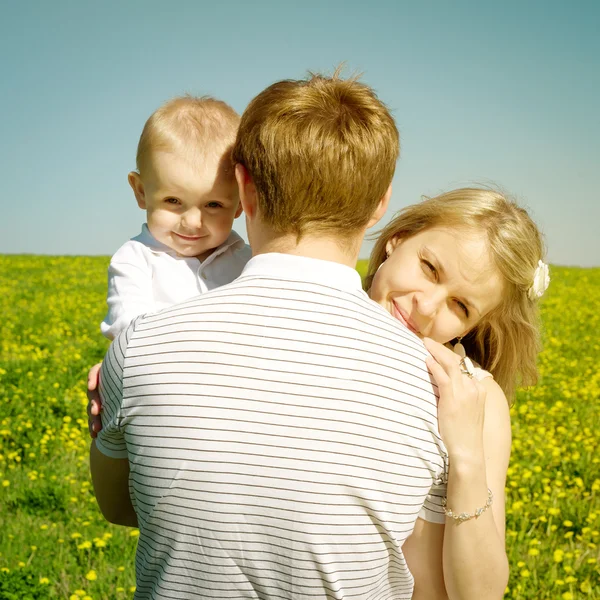 Lycklig familj med sonen och picknick — Stockfoto