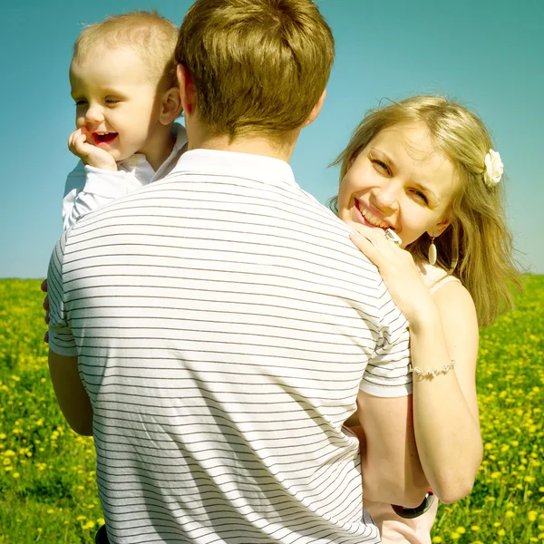 Lycklig familj med sonen och picknick — Stockfoto