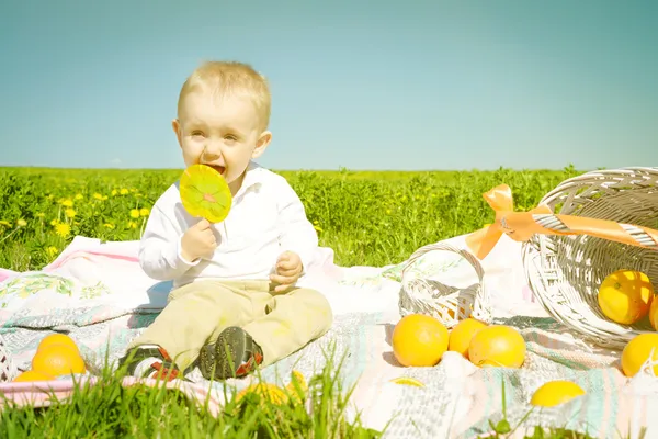 Enfant heureux avec bonbons et pique-nique — Photo