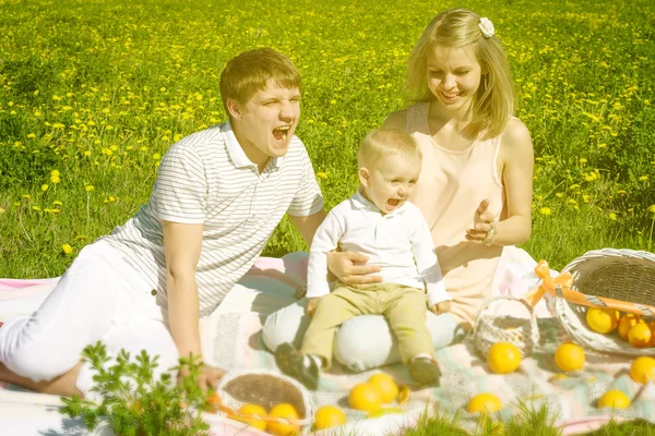 Lycklig familj med sonen och picknick — Stockfoto
