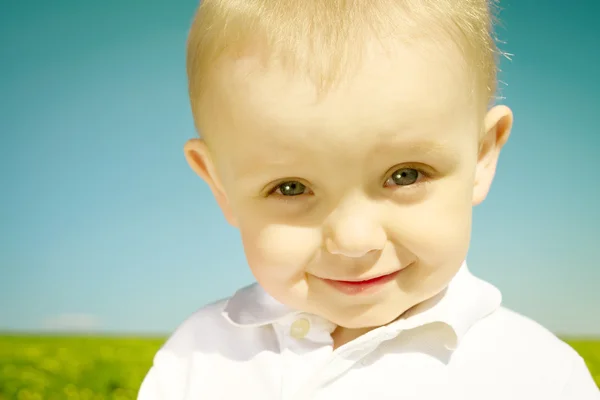 Küçük mutlu çocuk çocuk yaz pikniği — Stok fotoğraf