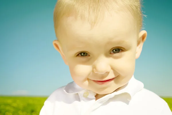 Pequeño niño feliz en el picnic de verano — Foto de Stock