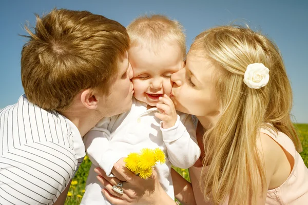 Família feliz com o filho e piquenique — Fotografia de Stock