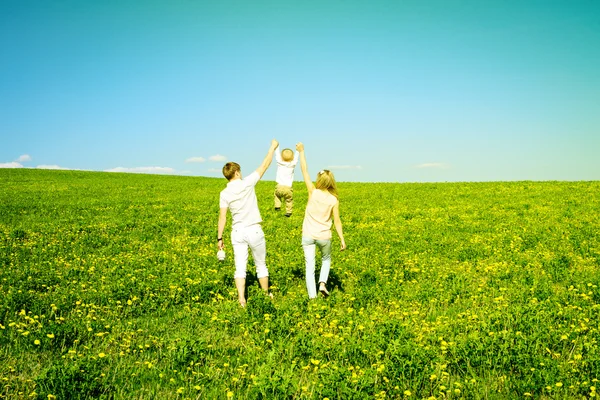 Lycklig familj med sonen och picknick — Stockfoto