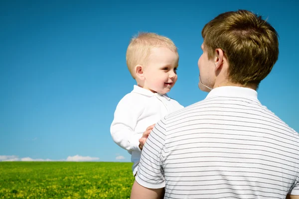 Pai feliz com filho e piquenique — Fotografia de Stock