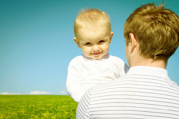 Padre feliz con hijo y picnic — Foto de Stock