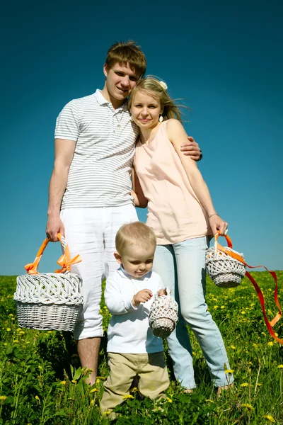 Família feliz com o filho e piquenique — Fotografia de Stock