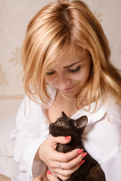 Mooie romantische vrouw in ochtend bed — Stockfoto