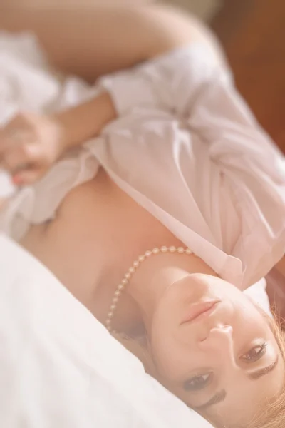 Hermosa mujer romántica en la cama de la mañana —  Fotos de Stock