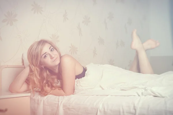 Mooie romantische vrouw in ochtend bed — Stockfoto