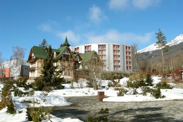 Hoteles antiguos y modernos en Alta Tatras . — Foto de Stock